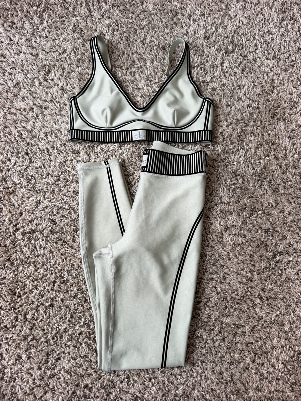 ALO Yoga Airlift High-Waist 7/8 Line Up Set in Limestone